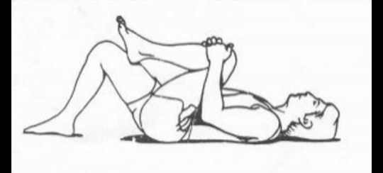 
Động tác 2: Tương tự với tư thế trên, bạn nằm ngửa và cơ thể song song với mặt đất. Tiếp theo, bạn uốn cong đầu gối chân trái, hai tay giữ chặt đầu gối và giữ tư thế này trong 20 giây. Lặp lại động tác hai lần rồi đổi chân.
