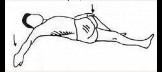 
Động tác 3: Bạn nằm ngửa và đưa tay phải giang rộng sang bên thật thoải mái. Kế đến, bạn giữ thẳng chân trái trong khi cố gắng căng đầu gối bên phải sang bên trái của bạn như hình. Lặp lại hai lần và lưu ý thực hiện nhẹ nhàng, không quá gồng sức.