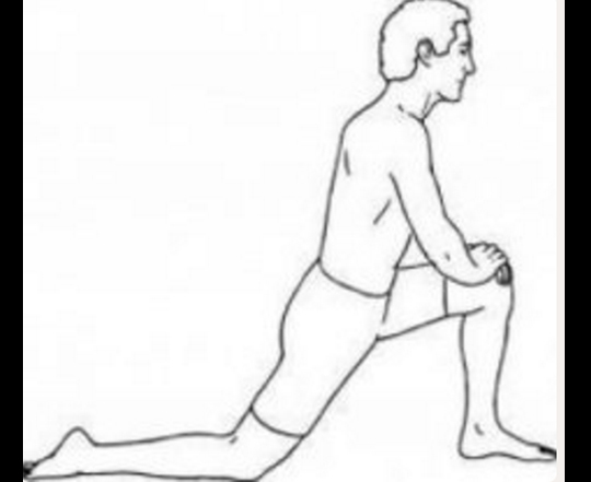 
Động tác 5: Ban đầu, bạn đứng thẳng lưng, tư thế nghiêm. Sau đó bước chân trái về phía trước một khoảng rộng hơn vai, khuỵu gối đồng thời đầu gối chân phải tiếp đất, mũi chân duỗi thẳng. Hai tay lúc này đặt lên đầu gối trái và giữ trong 30 giây. Bạn trở lại vị trí ban đầu và đổi chân. 