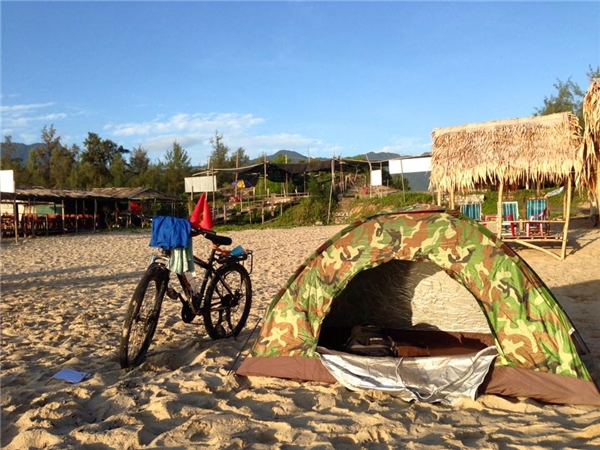 
Tiến Tùng và hành trang là chiếc xe đạp cùng túp lều dựng trong cả hành trình dài. (Ảnh: NVCC)