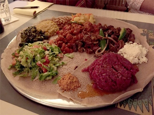 
Ethiopia: Kitfo là món thịt bò sống được ướp bằng nhiều loại gia vị truyền thống của Ethiopia. Món này thường được bày ra ăn kèm với nhiều loại thức ăn khác nhau. Ảnh: Yelp/Jane T.   