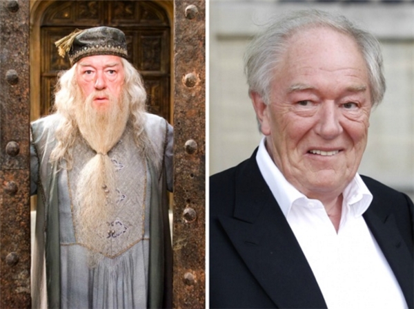 
Hiệu trưởng đáng kính của trường Hogwarts nổi tiếng đã già đi thấy rõ với mái tóc bạc trắng, không những thế khuôn mặt của thầy cũng mập lên trông thấy.