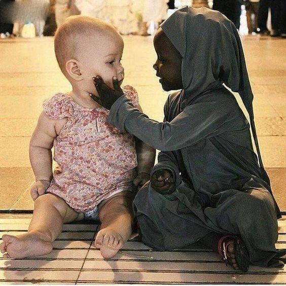 
Không có bất kì rào cản nào, đặc biệt là về chủng tộc, màu da, có thể ngăn cách tình cảm, sự quan tâm giữa con người với con người.