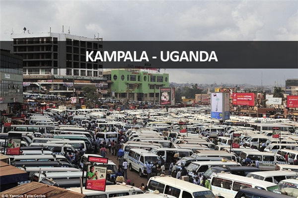 
Tại khu vực Old Taxi Park ở Kampala, Uganda, xe buýt đủ mọi tuyến thả và đón khách bất kể chỗ nào họ có thể chen vào được.