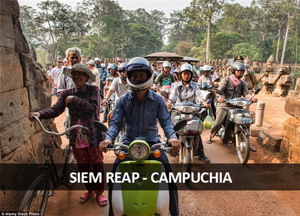 
Kẹt xe ở Campuchia thì hơi giống ở Việt Nam, với đủ các thể loại xe và người cùng lưu thông trên một tuyến đường.