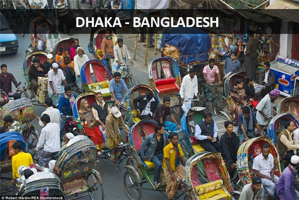 
Ở Dhaka, Bangladesh, thì người ta kẹt xe xích lô, đến nỗi nhảy xuống xe đi bộ còn nhanh hơn.