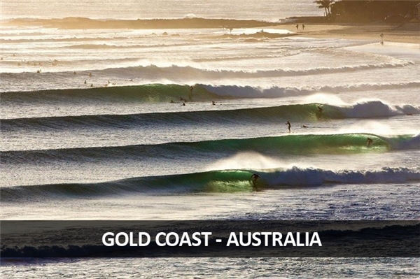 
Giờ cao điểm lướt sóng tại Snapper Rocks, Gold Coast, Australia.