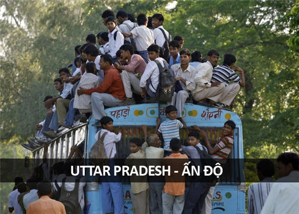 
Một chuyến xe buýt ở Uttar Pradesh giờ tan học.