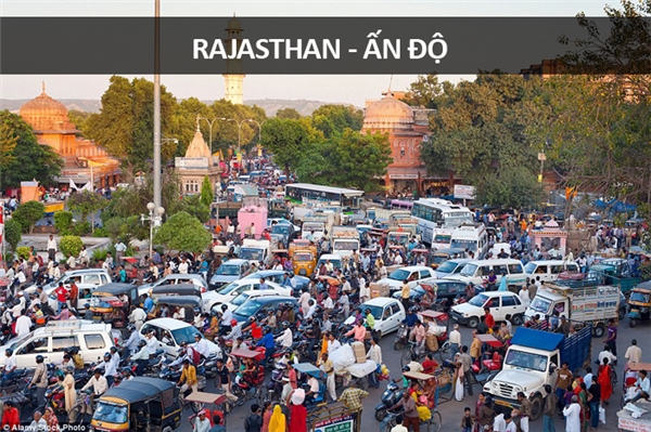 
Một con đường ở thành phố Jaipur, Rajasthan, Ấn Độ, vào giờ tan tầm, không ai biết đâu là đường đi đâu là vỉa hè.