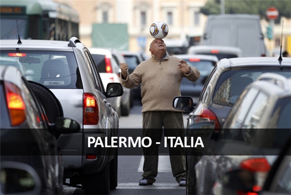 
Đây là cách người Palermo vui tính giết thời gian trong khi bị kẹt xe.