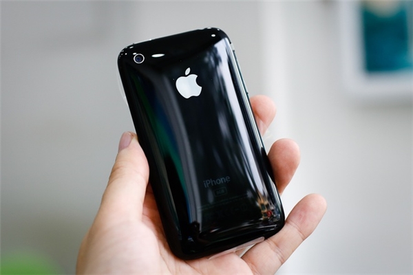 
iPhone 3G dùng vỏ nhựa thay vì vỏ kim loại như iPhone 2G. (Ảnh: internet)
