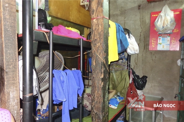 Ngôi nhà hơn 2mét vuông 8 người sống chen chúc trong hẻm nhỏ Sài Gòn