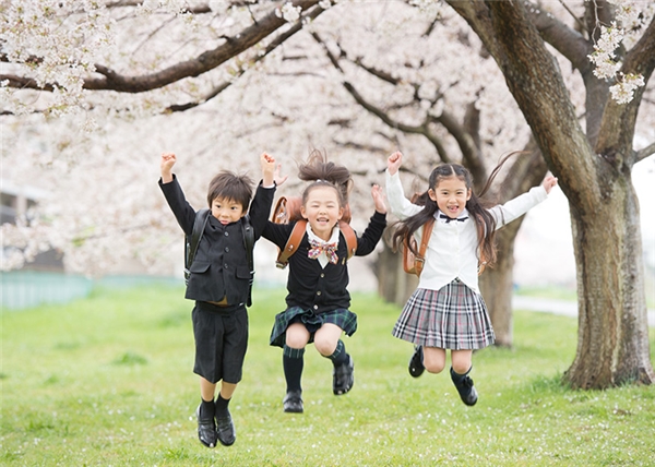 
Học sinh Nhật Bản không giấu được niềm vui được khai trường trong khung cảnh hoa anh đào nở rộ.