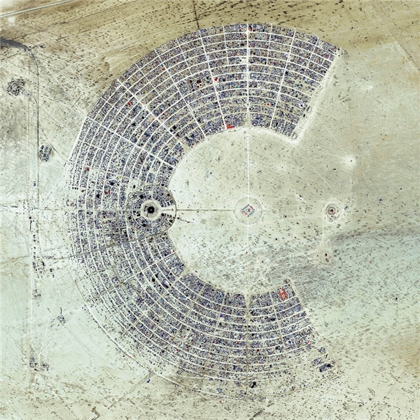 
Đây là một trong những sự kiện nghệ thuật thường niên được tổ chức tại sa mạc Black Rock ở Nevada, Mỹ, thu hút hơn 65.000 người tham gia, có tên gọi là Burning man.