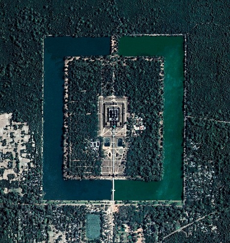 
Nhìn từ trên cao, khu đền Angkor Wat, di tích tôn giáo lớn nhất ở Campuchia được xây dựng từ thế kỉ 12, sở hữu hai khu hồ đối xứng có màu ngọc bích và xanh dương đậm rất đẹp. Xung quanh công trình là hào nước và rừng cây, chính giữa là ngôi chùa lớn.