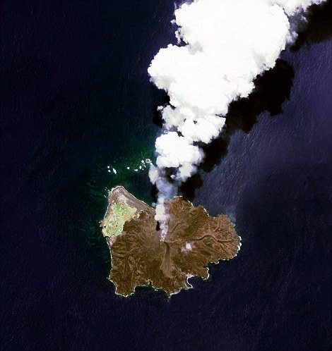 
Nishinoshima là một hòn đảo núi lửa nằm 584 dặm về phía nam Tokyo, Nhật Bản. Bắt đầu từ tháng 11 năm 2013, núi lửa bắt đầu phun trào và kéo dài cho đến tháng 8 năm 2015.