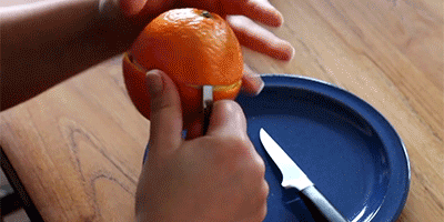 
Tương tự cách bóc vỏ khoai tây, bạn cắt ngang bụng quả cam rồi dùng một chiếc thìa bóc dần dần. Thành quả chắc chắn không bị dập nát hay mất một giọt nước nào.
