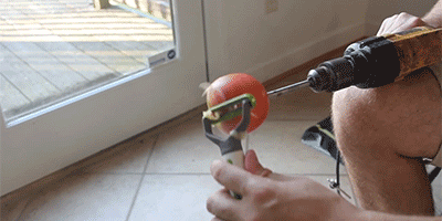 
Sử dụng máy khoan tay và dao hai lưỡi để gọt táo kể ra cũng có phần "kì công" nhưng đổi lại quả táo được đẹp mắt và tiết kiệm thời gian hơn.