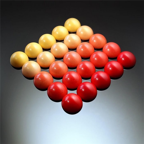 
Những viên kẹo trơn láng được xếp nối tiếp nhau trông như các quả banh trong sàn bida.