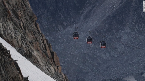 Sự cố 110 người mắc kẹt trong cáp treo trên dãy núi cao nhất châu Âu