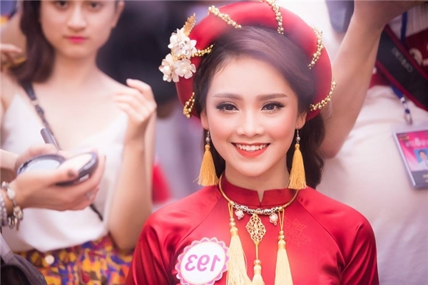 
Trước thềm đêm chung kết Hoa hậu Việt Nam 2016, Trần Tố Như là thí sinh được dự đoán sẽ lọt vào top 3 chung cuộc nhưng cô gái này chỉ dừng chân ở top 10 với danh hiệu “Người đẹp có gương mặt khả ái”.