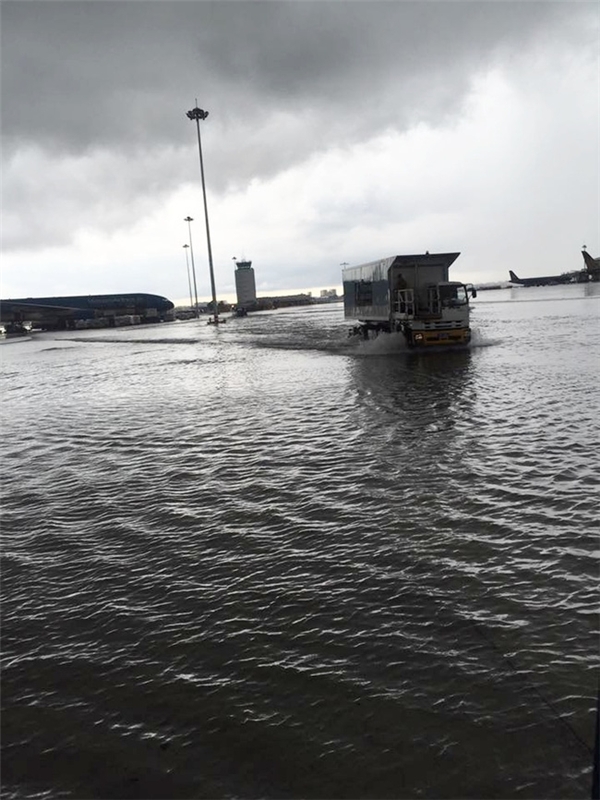Mưa lớn gây ngập nặng khu vực sân bay Tân Sơn Nhất