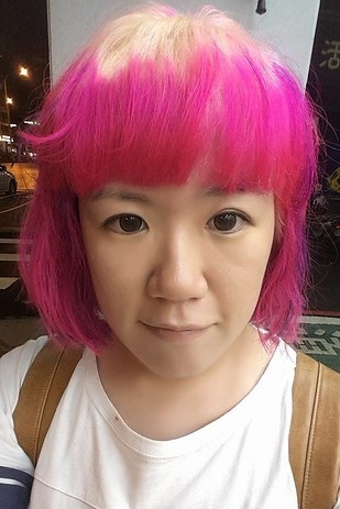 
Không giống như kiểu mẫu, tóc của Joanna Huang trông như... quả thanh long.
