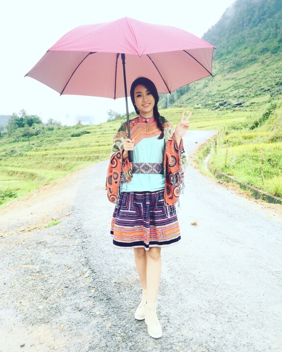 
Hoa hậu Mỹ Linh cho biết đây là lần đầu tiên cô tới Sapa. Mặc dù đã tìm hiểu kĩ về vùng đất này qua nhiều nguồn thông tin nhưng đứng trước những cảnh đẹp của nơi đây, Hoa hậu Việt Nam 2016 vẫn không khởi ngỡ ngàng.