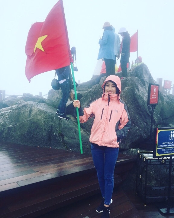 
Ngày hôm sau, đương kim Hoa hậu Việt Nam cùng đoàn đi lên đỉnh Fansipan. Vì thời gian ghi hình gấp rút nên đoàn buộc phải sử dụng cáp treo để leo lên “nóc nhà Đông Dương”. Tuy vậy, người đẹp cũng phải leo 600 bậc cầu thang để lên tới đỉnh núi.