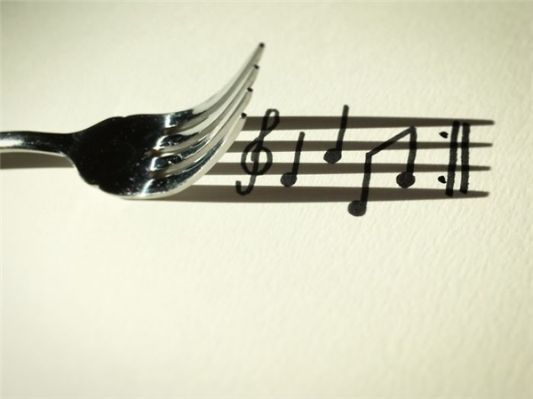 
Khe hở của chiếc nĩa vừa đủ để làm thành một bản nhạc luôn đấy.