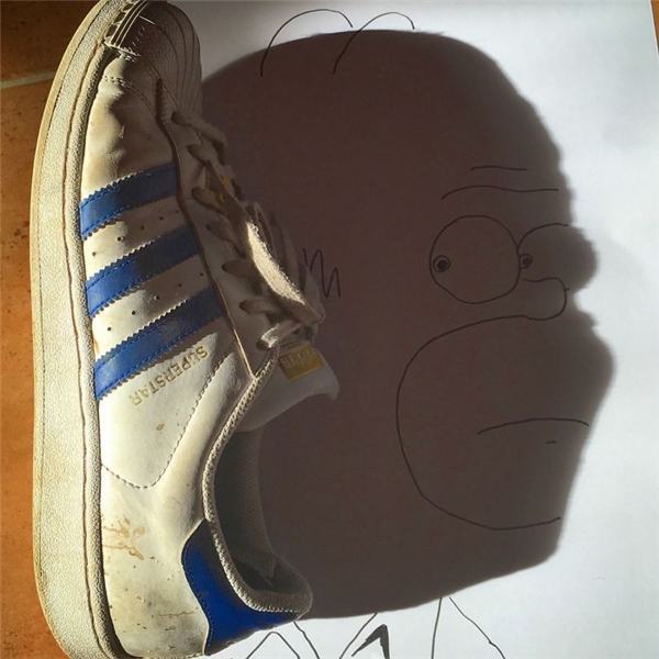 
Chỉ với một chiếc giày và vài nét vẽ đơn giản là bạn đã có ngay khuôn mặt của Homer Simpson rồi.