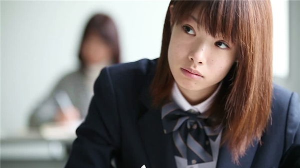 
Nhắc đến nữ sinh Nhật Bản, chúng ta thường liên tưởng đến hình ảnh các cô gái mặc đồng phục chỉn chu và có tác phong nghiêm túc.