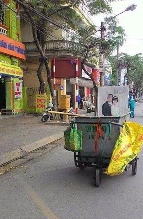 
Nhìn vào tấm ảnh "vi hành" trên xe rác, nơi vệ đường hay ngoài bãi sông, dễ dàng đoán định cuộc hôn nhân ấy đã trôi về đâu.