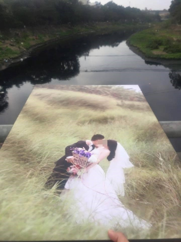 
Bãi đáp tại bến sông... Những tấm ảnh cưới mang nhiều số phận trầm bổng, giống như tình yêu của chính chủ nhân.