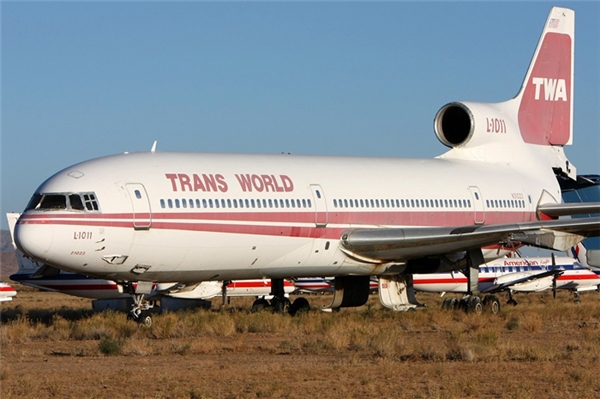 
Chiếc máy bay này đã bị bỏ không suốt 15 năm qua, có thể thấy màu trắng vẫn còn như mới, trong khi màu đỏ đã bạc gần hết.