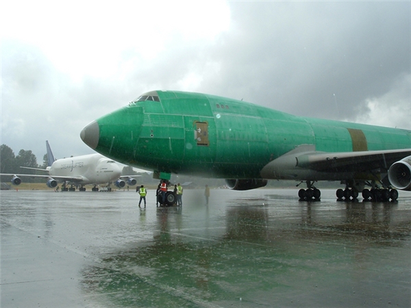 
Tất cả những chiếc máy bay sau khi qua khâu lắp ráp đều có màu xanh lá cây trước khi được sơn và trang trí.