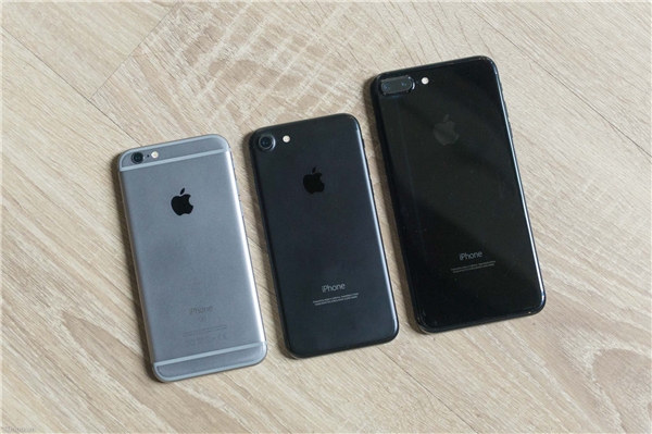 
3 phiên bản màu gồm xám Space Grey (iPhone 6s) - đen nhám Black (iPhone 7) -  đen bóng Jet Black (iPhone 7 Plus). (Ảnh: tinhte)