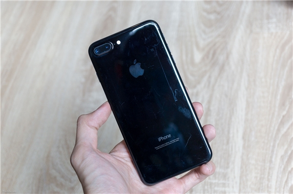 Với thiết kế cực kỳ tinh tế, hiệu năng mạnh mẽ và khả năng chống nước, iPhone 7 là lựa chọn hoàn hảo cho những người yêu công nghệ. Cùng xem ngay hình ảnh liên quan để đánh giá về chiếc iPhone 7 này nhé!