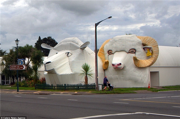 
Sheep (cừu cái) và Ram (cừu đực) là hai tòa nhà động vật khác ở Tirau, New Zealand. Hai tòa nhà này ban đầu được xây dựng để mở một cửa hàng len nhưng nay không còn hoạt động nữa. Ram được thiết kế bởi Steven Clothier và Sheep được thiết kế bởi một kiến trúc sư địa phương.