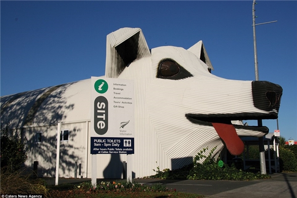 
Một tòa nhà mang hình dáng chú chó khác được tìm thấy ở Tirau, New Zealand do Steven Clothier thiết kế. Tòa nhà này có chức năng cung cấp thông tin cho khách du lịch đồng thời là nhà vệ sinh công cộng.