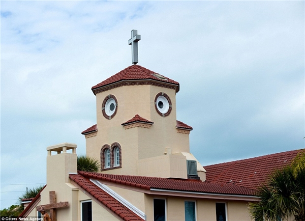 
Với hai cửa sổ hình tròn độc đáo và một mái nhà nằm ở vị trí đắc địa, trông nhà thờ ở Tampa, Florida chẳng khác nào một chú gà con ngố ngố, dễ thương.