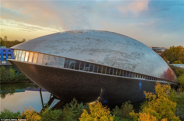 
Trung tâm Khoa học Universum là một tòa nhà hình con trai ở Bremen, Germany, được mở cửa lần đầu tiên vào tháng 9 năm 2000.