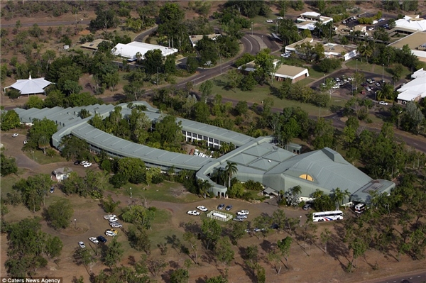 
Khách sạn bò sát châu Phi Kakadu nằm ở Jabiru, Úc có hình dạng cá sấu và được xây dựng bằng vật liệu bảo vệ môi trường.