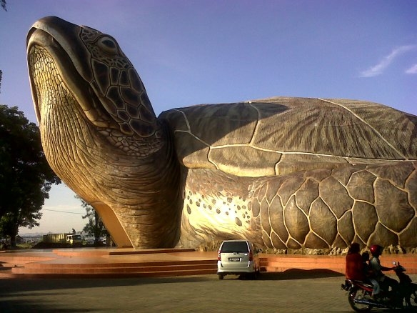 
Tòa nhà lấy ý tưởng từ những chú rùa biển này tọa lạc ở bãi biển Kartini, Indonesia. Nó được đánh giá là một trong những công trình sáng tạo và chân thực nhất ở đây.
