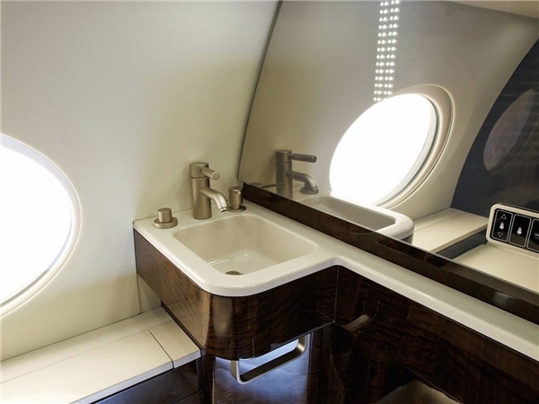 
Phòng tắm nổi bật với không gian thoáng đãng và lối bài trí hiện đại. (Ảnh: Business Insider)