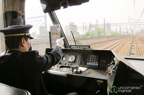 
Hi hữu: một nhân viên lái tàu "đi nhỏ" dọc đường ray vì sợ khách bị trễ tàu. (Ảnh minh họa - Nguồn: Internet)