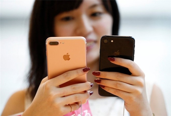 Ngay từ thời điểm hiện tại, người ta đã bắt đầu đồn đoán về iPhone 8. Ảnh: Reuters.