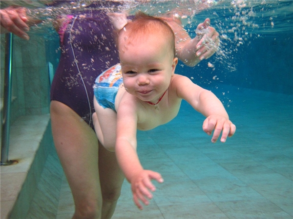 
Độ tuổi hợp lí cho trẻ học bơi là từ 6 tháng tuổi