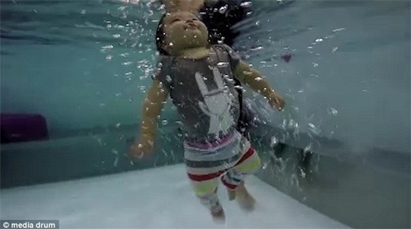
Rất nhiều đứa trẻ đã được học bơi ngay từ nhỏ để sinh tồn.