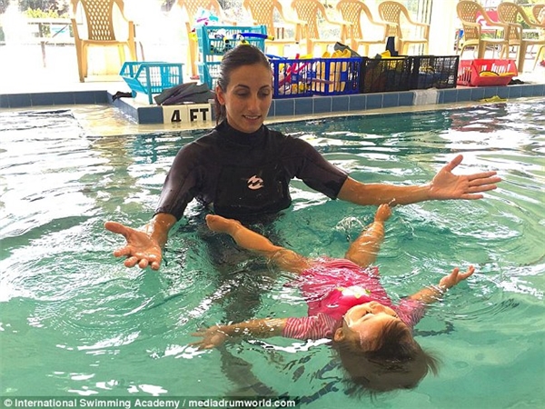 
Silvia Garcia và Miguel Jerez coi việc dạy các em bé học bơi là một nhiệm vụ ý nghĩa.